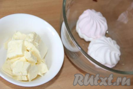 Я готовила крем из клубничного зефира. Сливочное масло предварительно размягчить при комнатной температуре.