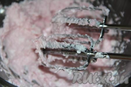 Сразу начинаем взбивать зефир миксером на средней скорости. Взбиваем, примерно, 1-2 минуты.