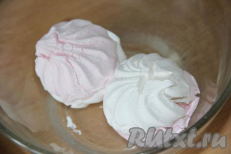 Зефир выложить в стеклянную миску с высокими бортиками и поместить в микроволновку на 1 минуту при максимальной мощности. Зефир увеличится в объёме в два раза.