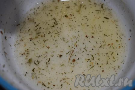 Далее приготовим заправку для нашего полезного салата, для этого смешаем в миске сок лимона, соль, сахар, прованские травы и растительное масло (в идеале - оливковое масло, но и растительное рафинированное масло тоже подойдёт), перемешиваем до растворения кристаллов соли и сахара. Как только кристаллы растворятся, заправка для салата с сельдереем и пекинской капустой готова.