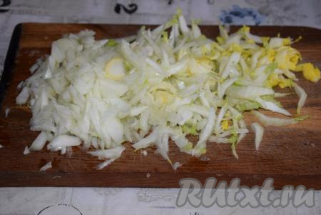 Пекинскую капусту нарежем на полоски.