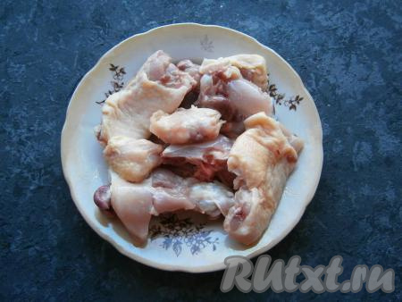 Лук, картофель и морковь очистить. Любые части курицы вымыть, обсушить и порубить на порционные кусочки.