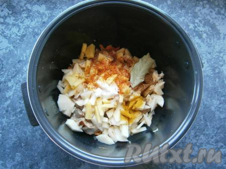 После окончания программы "Жарка" в чашу мультиварки добавить картофель, нарезанный небольшими кусочками, а также лавровый лист, всыпать соль, специи, щепотку шафрана и куркуму.