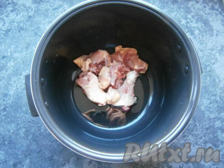 3 столовые ложки растительного масла налить в чашу мультиварки, выставить программу "Жарка" на 20 минут, поместить в чашу кусочки курицы.
