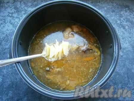 Выставить программу мультиварки "Суп" на 1 час. За 10 минут до окончания программы в куриный суп добавить вермишель.