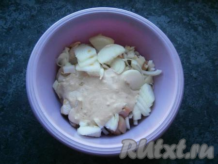 Соус тщательно перемешать и добавить его к курице и луку.