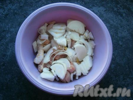 Добавить нарезанный полукольцами репчатый лук.