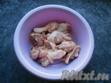 Лук, картошку и чеснок очистить. Курицу порубить на части.