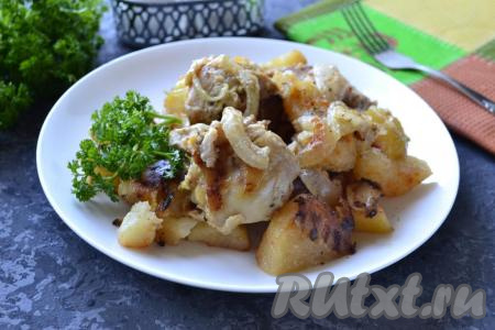 Безумно вкусную и ароматную курицу, запеченную с картошкой и луком в духовке, сразу же подавайте к столу.
