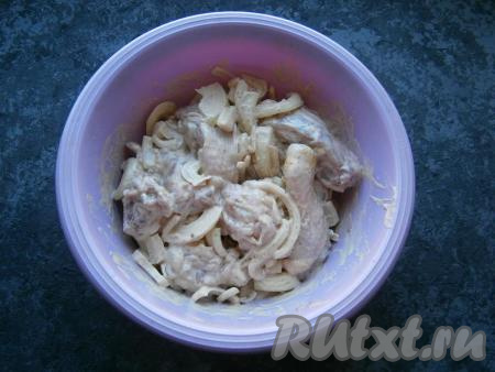 Смешать соус с курицей и луком, оставить на 30 минут.