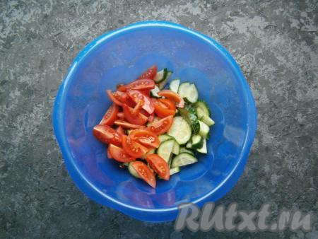 Огурцы нарезать полукружочками, помидоры - дольками.