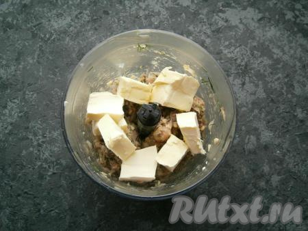 Добавить нарезанный кусочками плавленный сыр и зелень укропа. Измельчить до мелких кусочков, затем добавить кусочки немного размягченного сливочного масла.