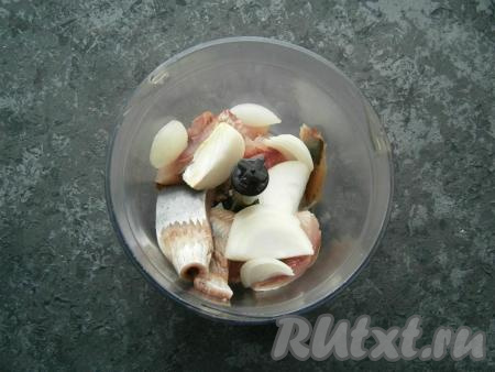 Нарезать филе кусочками и поместить вместе с нарезанным репчатым луком в чашу блендера.