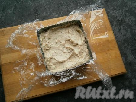 Далее&nbsp;можно домашнее селедочное масло просто поместить в холодильник, а можно сформировать масло с помощью квадратной формы для салатов. Для этого формочку поместить на досочку, застелить пищевой пленкой, выложить селедочное масло.