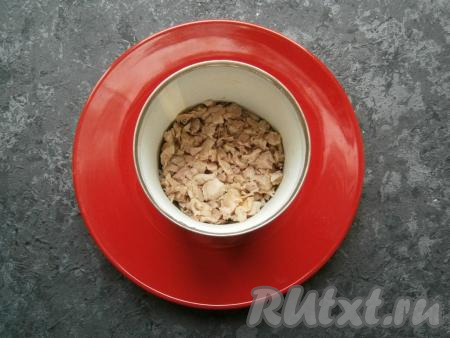 Мясо курицы предварительно отварить в подсоленной воде в течение 30-40 минут, остудить. Также&nbsp;отварить, остудить и очистить яйца. Мясо нарезать мелкими кусочками, выложить его первым слоем,&nbsp;формируя салат на тарелке с помощью консервной банки из-под горошка (или кукурузы) или обрезанной пластиковой бутылки. Стенки банки нужно смазать растительным маслом.