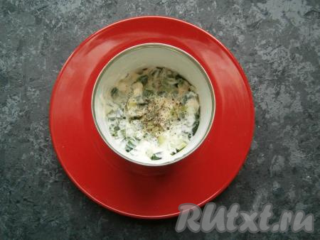 Смазать хорошо майонезом, немного посолить и поперчить.