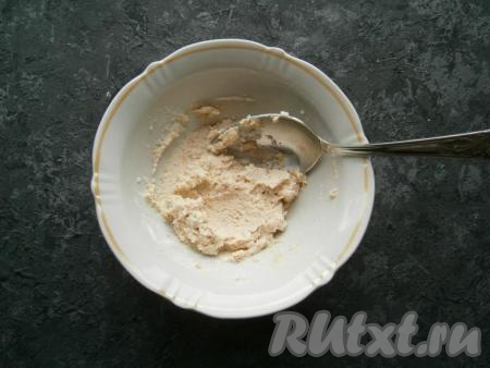 Дать салату настояться в прохладном месте, а затем&nbsp;аккуратно снять форму. К 3-4 столовым ложкам панировочных сухарей добавить 3-4 столовые&nbsp;ложки сметаны, посолить и перемешать. Масса должна быть не густой, как хорошая сметана.