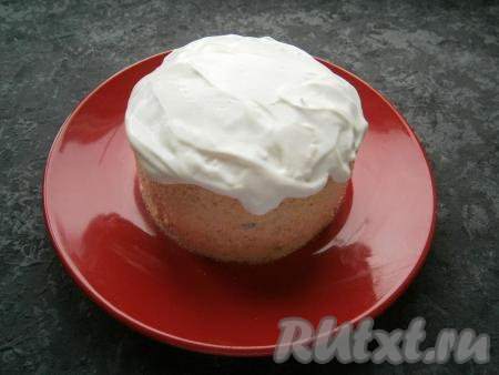 С тарелки аккуратно убрать уже ненужные сухари, протереть ее. Покрыть верх салата густой сметаной, имитируя глазурь.