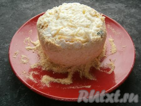 Ровные бока салата обсыпать оставшимися сухими сухарями.