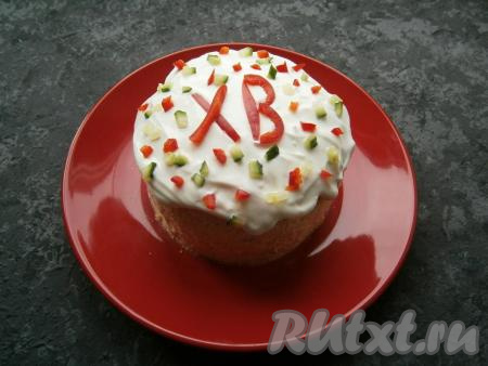 Осталось только украсить пасхальный салат. Сделать это можно маленькими кусочками красного болгарского перца и свежего огурца, также буквами "ХВ", вырезанными из перца.