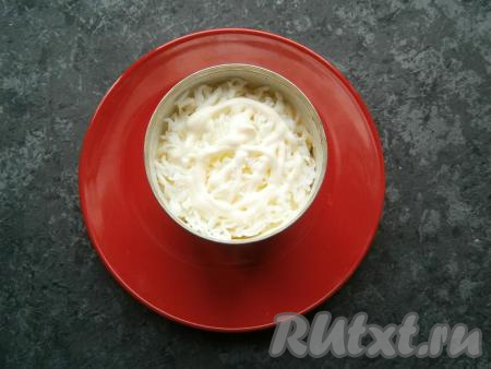 Этот слой смазать майонезом, добавив измельченный чеснок.&nbsp;И&nbsp;последним слоем выложить натертый оставленный белок, который&nbsp;также&nbsp;смазать майонезом.