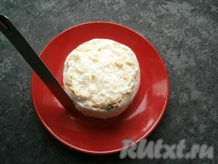 Теперь нужно быстро этой массой покрыть бока салата и выровнять их, как бока торта. Так&nbsp;как сухари будут набухать, нужно добавлять в массу еще сметану, чтобы она была нужной консистенции.