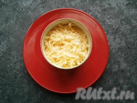 Смазать яйца майонезом, чуть посолить. Следующий слой - натертый на терке&nbsp;сыр.