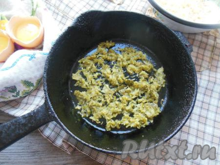На сковороду, хорошо разогретую с растительным маслом, выложите соленые огурцы, обжарьте их на среднем огне, помешивая, до&nbsp;выпаривания&nbsp;жидкости (в течение 2-3 минут).