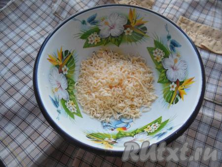 Сыр твердых сортов натрите на средней (или мелкой) терке.