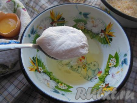 К белкам добавьте немного соли (не забывайте, что огурцы соленые), сметану (или майонез), перемешайте.