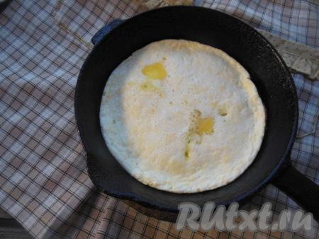 Накройте сковороду крышкой, готовьте яичницу на медленном огне 2-3 минуты.
