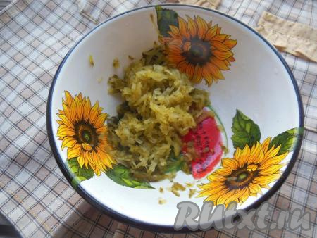 Соленые огурцы натрите на мелкой терке. 