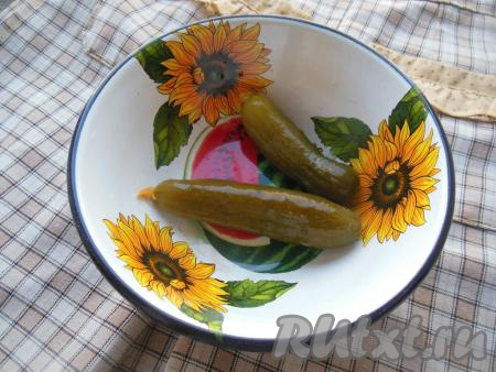 Для приготовления яичницы я взяла 2 небольших огурчика (как на фото).