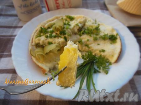 Вкусную, сытную яичницу, приготовленную с сыром и солеными огурцами, подавайте в горячем виде со свежей зеленью и овощами.