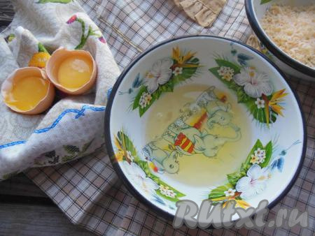 Яйца аккуратно разделите на белки и желтки.