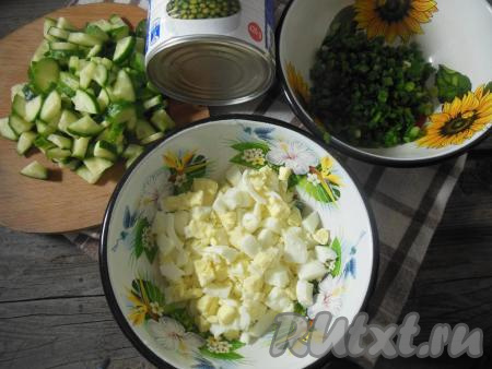  Нарежьте 3 яйца кубиками, 1 яйцо оставьте для украшения салата.