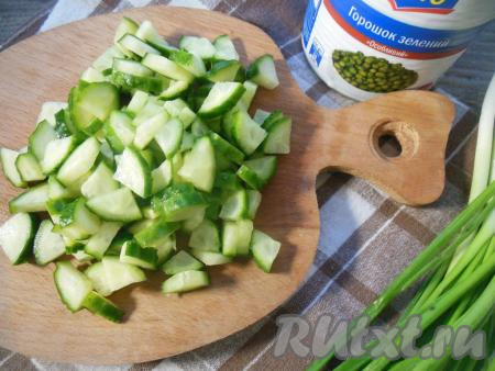 Каждый огурчик разрежьте на 4 части, затем нарежьте на небольшие кусочки.