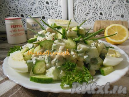 Перемешайте салат, украсьте по своему усмотрению и сразу же подайте к столу. Я выложила салатик горкой, украсив дольками отварного яйца и зелеными огурчиками с зеленью. Приготовьте этот простой, яркий, сочный салат из огурцов, яиц и зеленого горошка и насладитесь его замечательным вкусом!