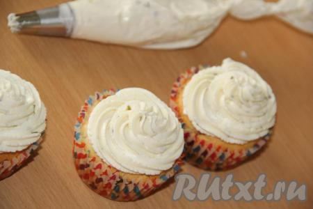 Отсадить сыр на кексики.