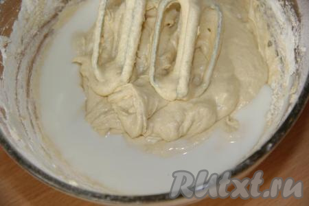 На низкой скорости миксера перемешать тесто, затем добавить половину молока и снова перемешать.