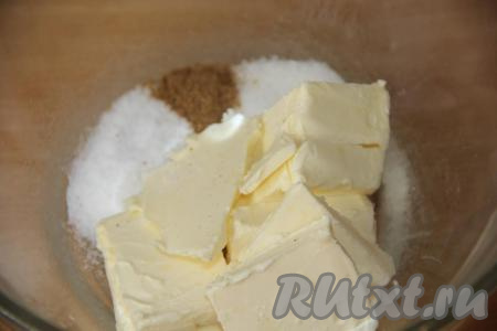 Сливочное масло заранее достать из холодильника и оставить при комнатной температуре. Масло должно стать мягким. Выложить масло в миску, добавить черный молотый перец, сахар и соль.