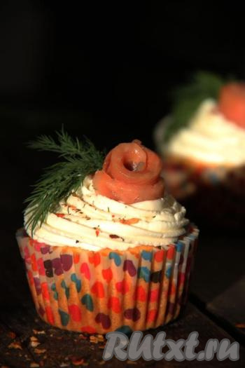 Если вам надоели простые закуски и вы захотите разнообразить праздничный стол, то такие кексики будут очень кстати. Вот какие красивые и очень вкусные закусочные кексы с ветчиной и сыром получились.