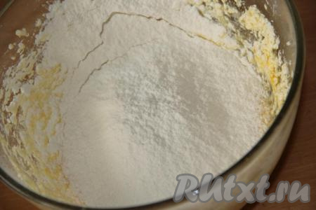 Всыпать 100 грамм&nbsp;просеянной пшеничной&nbsp;муки, разрыхлитель.