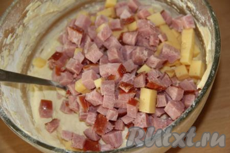 Нарезанные сыр и ветчину выложить в тесто.