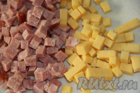 Ветчину и сыр нарезать на небольшие кубики.