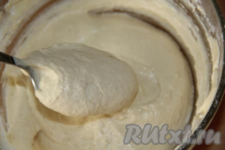 Далее добавить остатки муки и молока, ещё раз хорошо перемешать миксером на низких оборотах. Тесто получится очень воздушным и нежным.
