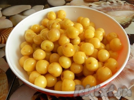 Черешню вымыть.