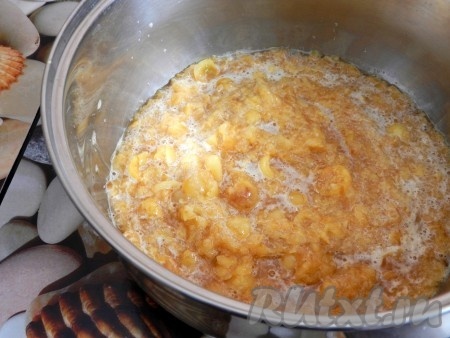 Измельчить блендером, но не в пюре, а чтобы чувствовались кусочки ягод.