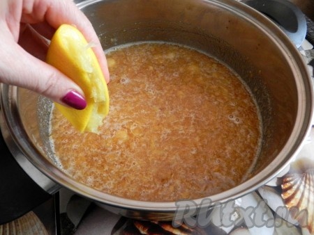 Всыпать сахар, перемешать, добавить сок половины лимона. И поставить варить. Довести массу до кипения, уменьшить огонь и варить 10 минут, постоянно помешивая, чтобы конфитюр не пригорел. Снять с огня и полностью остудить. Затем проварить конфитюр из черешни таким же образом еще два раза. При закипании конфитюра не забывать снимать пенку.
