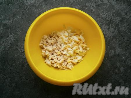 Вареные морковь и картошку очистить. Куриное филе, предварительно отваренное в подсоленной воде в течение 30-40 минут, остудить, нарезать мелкими кусочками, выложить в тарелку, добавить рубленые вареные яйца.